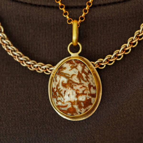 brown pattern agate pendant in gold