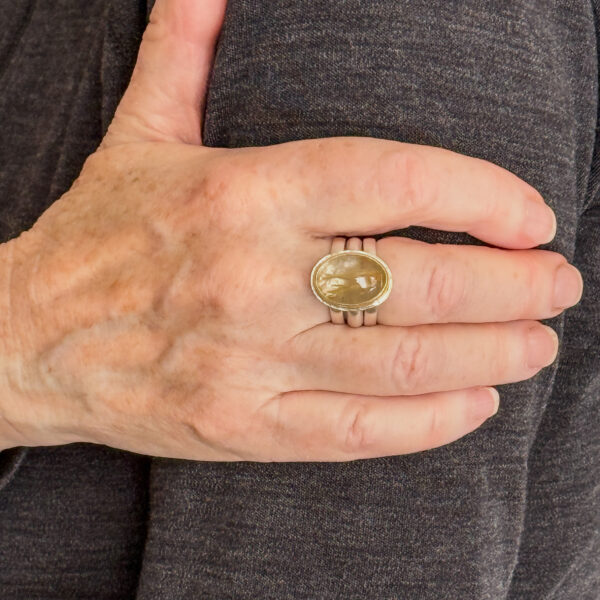 SC017 Ring on Hand 1x1- Gold ring on hand