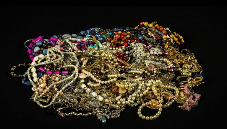 Organize your jewelry with "before" picture